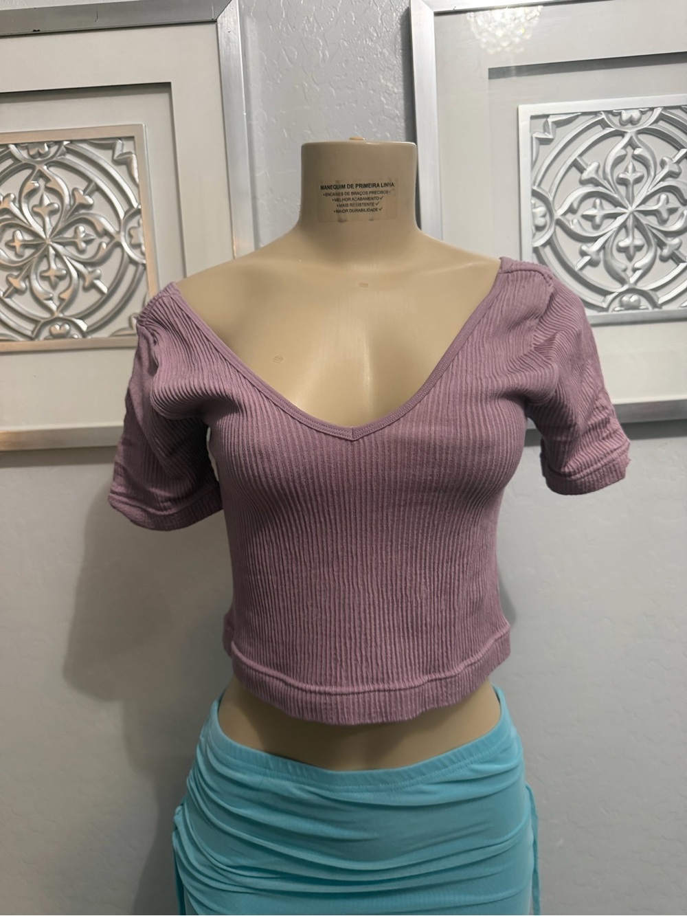 Love Tree Mauve Ribbed V‑Neck Short Sleeve Crop Top
